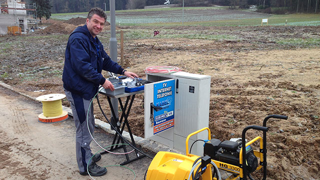 Mitarbeiter bei der Arbeit an Glasfaser